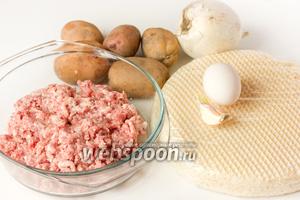 Для приготовления быстрого мясного пирога нам понадобится свиной фарш, куриное яйцо, картофель (небольшого размера), лук, чеснок, вафельные коржи (примерно 7-8 коржей), соль, чёрный молотый перец.