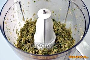 Грецкие орехи, поджаренные и очищенные от коричневой плёнки, вместе с огурцами и зеленью измельчаем в комбайне до мелкозернистого состояния.