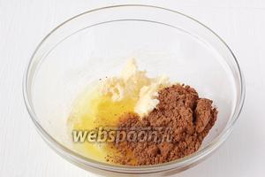Добавить какао, молоко, яйцо и белок, который остался от приготовления творожной начинки, разрыхлитель.