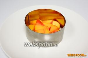 Приступаем к сборке! На дно формовочного кольца кладём шарон порезанный кубиком. Если вы готовите на большую компанию можно использовать форму для бисквита!