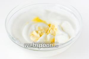 Одновременно со взбиванием белков растапливаем сливочное масло в микроволновой печи до его мягкости (или на водяной бане). Масло должно стать очень, очень мягким, края подтечь, но оно не должно полностью растаять! Не прекращая взбивать белки, вводим в них постепенно сливочное масло!