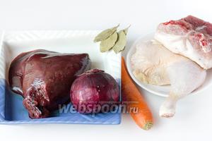 Для приготовления паштета нам понадобится свиная печень, куриный окорочок, свежее сало с хорошей мясной прослойкой, большая морковь, фиолетовый лук, лавровый лист, соль, чёрный молотый перец.
Дополнительно нам понадобится узкая прямоугольная форма («кирпичик») для запекания паштета и пергамент для выпечки.