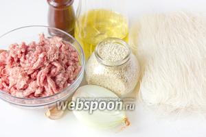 Для приготовления этого блюда нам понадобятся следующие продукты: рисовая лапша (фунчоза), свиной фарш, кунжут, репчатый лук, чеснок, соль, чёрный молотый перец, подсолнечное рафинированное масло.