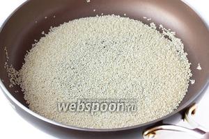 На широкой сухой сковороде обжариваем смена кунжута. Эту процедуру следует выполнять на медленном огне, постоянно помешивая кунжут деревянной лопаткой или ложкой.