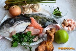 Для тайского супа нам понадобится: лосось (набор для бульона), морепродукты, грибы, сливки или кокосовое молоко, 30 грамм заранее подготовленной пасты Том Ям , стебли лемонграсса, галангал, каффир, лайм и лук.