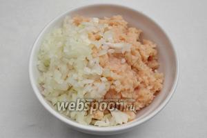 Измельчить куриное мясо в мясорубке или с помощью блендера. Соединить с луком. Добавить кунжутное масло (любое растительное), пару ложек кипячёной воды, чтобы тефтели были сочнее.