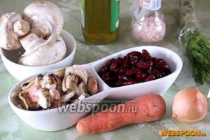 Для салата подготовьте морепродукты в масле (ассорти из креветок, мидий, колец кальмара, каракатиц и т. п.) готовую фасоль (консервированную или отварную), морковь, лук, шампиньоны свежие (4 штуки), оливковое масло, пригодное для жарки, свежий укроп и соль.