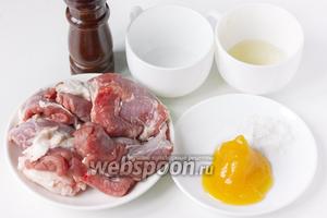 Для приготовления медовой свинины нам понадобится свиная мякоть, мёд, уксус, масло подсолнечное рафинированное, соль, чёрный молотый перец.