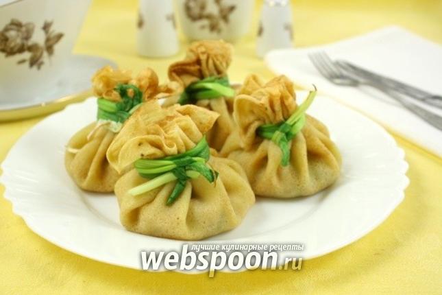 Фото Блинные «мешочки» с курицей и сыром
