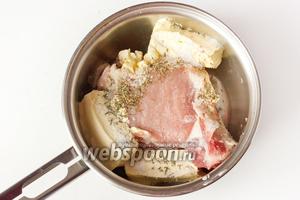 Свиную корейку кладём в небольшую кастрюлю или ковш. Мясо должно занимать почти весь объём кастрюли. Также выкладываем к мясу сливочное масло, сразу же добавляем специи (соль, молотые перцы и смесь сухих трав).