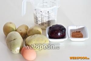 Для приготовления вам понадобятся 1 небольшая вареная свёкла, картофель, яйцо, мускатный орех и молотая корица, и соль. Количество муки зависит от консистенции картофельного теста, поэтому может варьироваться.