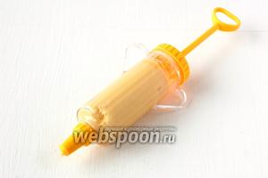 Сахарные рожки из тулипного теста надо приготовить за день до приготовления салата и хранить в плотно закрывающейся коробке для того, чтобы рожки не отсырели. Приготовить тулипное тесто и наполнить им кондитерский шприц с насадкой с маленьким круглым отверстием.