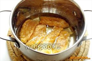 В закипевшее масло кладём кусочки куриного мяса. Жарим во фритюре на небольшом огне 5 минут с одной стороны, 5 минут с другой.