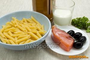 Подготовить основные продукты: фигурную пасту — пенне, сливки жирностью 20 %, оливковое масло, петрушку, форель холодного копчения и маслины.