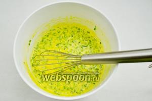 Нарезанный лук засыпать в готовое блинное тесто с добавкой только куркумы. Тщательно перемешать.