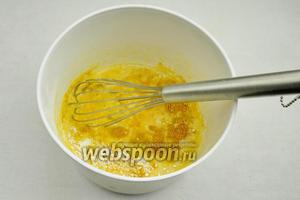 Добавить в блинную массу куркуму. Массу перемешать с помощью венчика, легко взбивая.