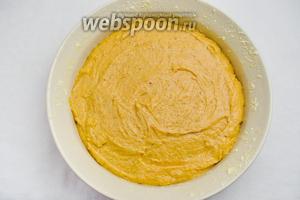 Подготовить форму: смазать стенки формы сливочным маслом, посыпать кукурузной мукой, на дно формы разместить пергамент. Выложить тыквенное тесто в форму.
