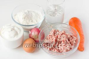 Для приготовления рулетиков нам понадобится свиной фарш, пшеничная мука, морковь, лук, вода, сметана, куриное яйцо, соль, чёрный молотый перец.