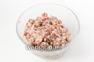 Свиной фарш соединяем с измельчённым луком, солью, чёрным молотым перцем и тщательно перемешиваем.
