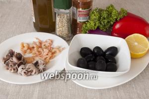 Для приготовления салата нужно подготовить основные продукты: отварные осьминоги, мясо креветок, маслины, перец, лимон, оливковое масло, зелень, лук фиолетовый, сладкий перец, приправу, паприку.
