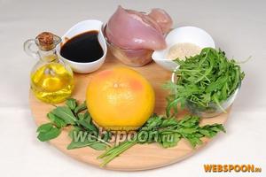 Для приготовления салата мы подготавливаем следующие продукты: куриную грудку будем мариновать в соевом соусе. Необходимо вымыть рукколу, зелень петрушки и мяту, семена кунжута обжарить, грейпфрут очистить.