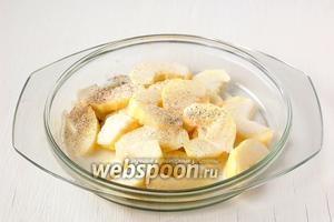 Сразу же полить яблоко сливками. Приправить солью и перцем. Соли надо добавлять немного, так как свою солёность ещё добавит фета.