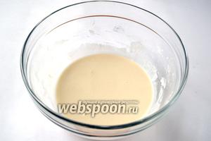 Подливаем понемногу холодную воду и замешиваем тесто без комочков. Густота должна быть средней между блинным и оладьевым тестом. Ставим тесто на 30 минут в холодильник.