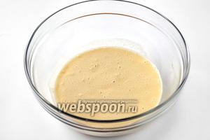 Приготовим тесто, смешав молоко с водой и яйцами, а затем добавив соль и муку. Тесто лучше размешивать вручную: ложкой или венчиком, разбивая комочки. Оставляем тесто на столе на полчаса.