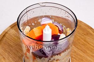 Приступим к приготовлению нутовых котлет. Для этого замоченный нут промыть под водой, пересыпать в блендер, добавить воду (50 мл) и измельчить до однородной массы. Затем добавить 1 морковь, 1 лук и измельчить.