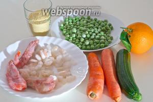 Вам понадобятся кускус, креветки, зелёный горошек, цукини, морковь, апельсин, соль, перец, оливковое масло и винный уксус.