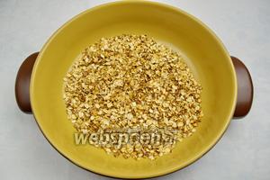 Добавить 1 ст. л. сахара (можно чуть больше по вкусу). Продолжать помешивать, так как сахар тает быстро, покрывая карамелью хлопья. Хлопья должны стать золотистого цвета, сухими и хрустящими.