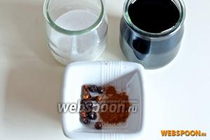 Для приготовления соуса вам нужен бальзамический уксус, сахар, молотая корица, гвоздика и шишкоягоды можжевельника.