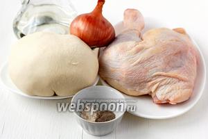Для приготовления вареников с куриным мясом нам понадобится заварное тесто для вареников , лук, куриные бёдра, подсолнечное масло, соль, перец.