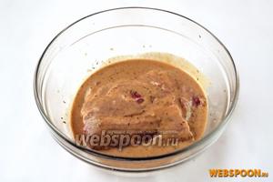 Свиную шейку промываем, обсушиваем бумажным полотенцем и кладём в ароматную смесь, несколько раз переворачиваем, чтобы мясо было покрыто смесью со всех сторон. Можно поставить мариноваться в холодильник на несколько часов, но я обычно этого не делаю, если шейка была свежей.