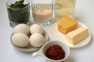 Для супа нам понадобится готовый бульон (у меня куриный), манная крупа мелкого помола, сливочное масло, твёрдый сыр, яйца, шпинат и томатная паста.