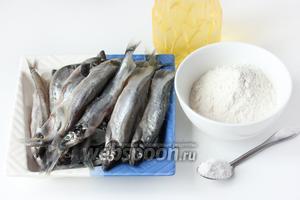 Для приготовления жареной мойвы нам понадобится размороженная или свежая мойва, соль, пшеничная мука, подсолнечное рафинированное масло.