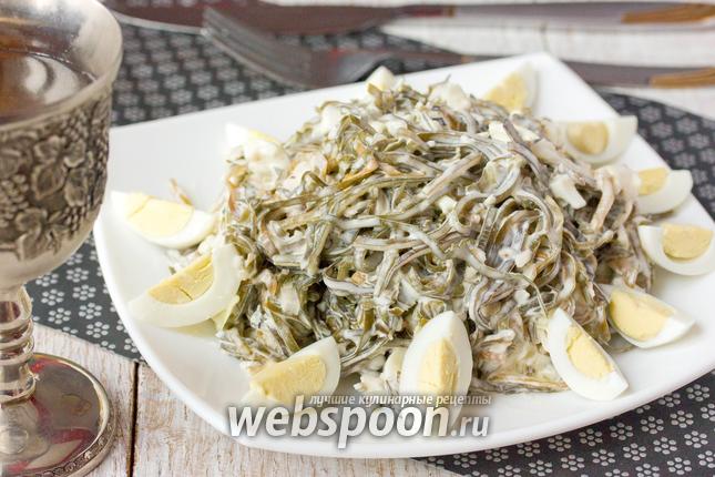 Фото Салат с морской капустой перепелиными яйцами и отварной рыбой