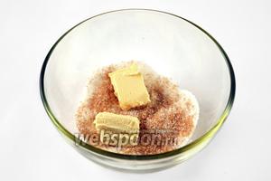Смешиваем белый и коричневый сахар и перетираем с размягчённым сливочным маслом до состояния крошки.