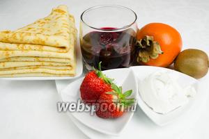 Чтобы приготовить блинчики с начинкой, необходимо испечь блины на пиве ; для начинки взять свежую клубнику, киви, хурму, сыр Филадельфия, сахарную пудру; для сиропа взять замороженную вишню без косточек и сахар.