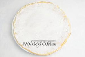 Резиновой кондитерской лопаткой или столовой ложкой равномерно нанести сырную массу тонким слоем на всю поверхность блина.