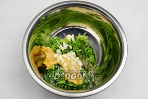 Приготовить маринад: вымыть, просушить, мелко нарезать кинзу. Нарубить мелко 2 зубчика чеснока. Добавить 1 ст. л. мёда и 1 ст. л. горчицы. Посолить и поперчить. Всё перемешать.