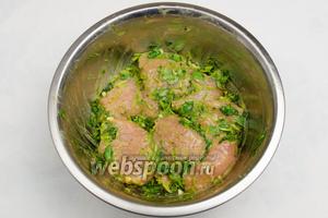 Выложить мясо в миску с маринадом. Перемешать тщательно, чтобы все куски мяса были смазаны маринадом. Сверху накрыть крышкой. Поставить в холодильник на 40 минут.