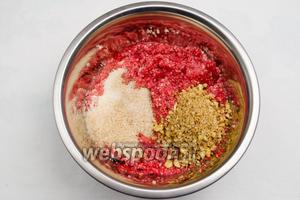 К массе клубники и сельдерея добавить ореховую смесь и сахар с корицей. Перемешать. Начинка готова.