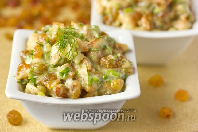 Фото Салат с жареным куриным мясом и изюмом