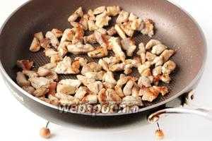 Обжариваем на подсолнечном рафинированном масле куриное мясо до полной готовности, слегка посолив при этом. Перекладываем мясо со сковороды на тарелку и даём ему полностью остыть.