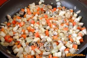 Лук и морковь почистить, мелко нарезать, слегка обжарить на растительном масле. Добавить грибы. Обжарить всё вместе.