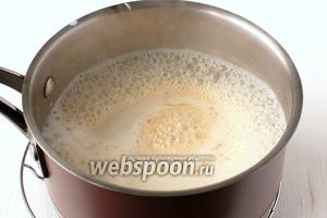 Влить в расплавленный сахар нагретые до 90 ºC сливки и помешивать 6-7 минут, пока весь сахар не растворится в сливках.