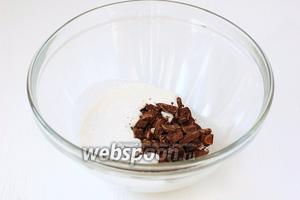 Вмешать в белок шоколад, порезанный мелкими кусочками.