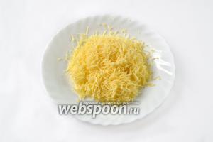 Сыр измельчаем на тёрке в стружку. Вкуснее всего с Пармезаном, но можно взять любой твёрдый сыр.