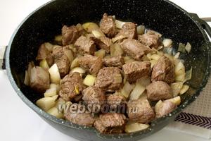 В сковороде хорошо разогреть оливковое масло и обжарить в нём мясо вместе с луком в течении 15 минут.